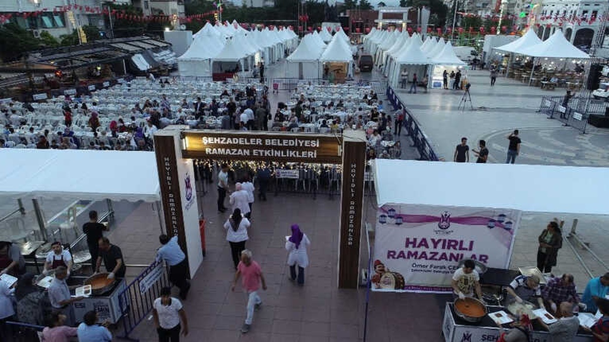 Manisalılar İlk İftarda Cumhuriyet Meydanında Buluştu