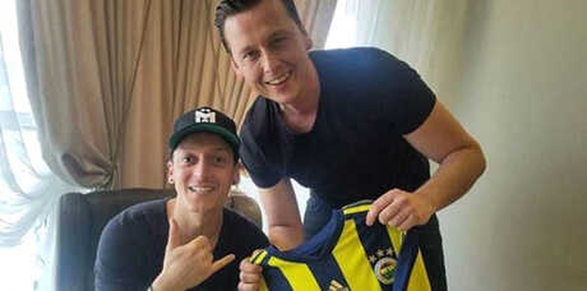 Mesut Özil, Fenerbahçe Formasıyla Poz Verdi