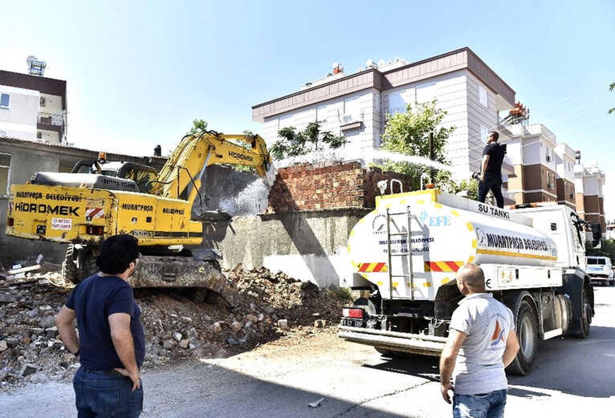 Muratpaşa\'da Metruk Binalar Yıkıldı