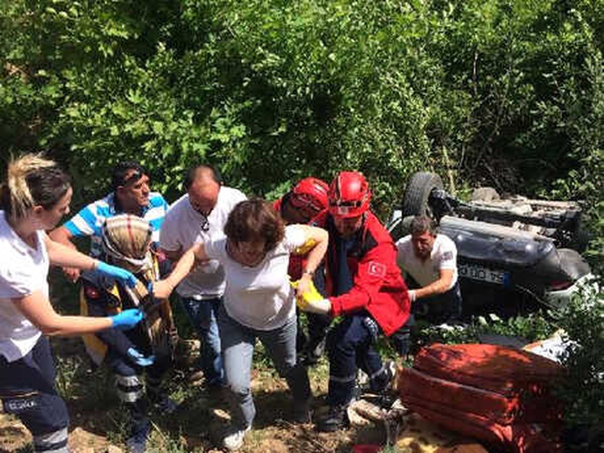 Otomobil 30 Metreden Uçuruma Yuvarlandı: 2 Yaralı