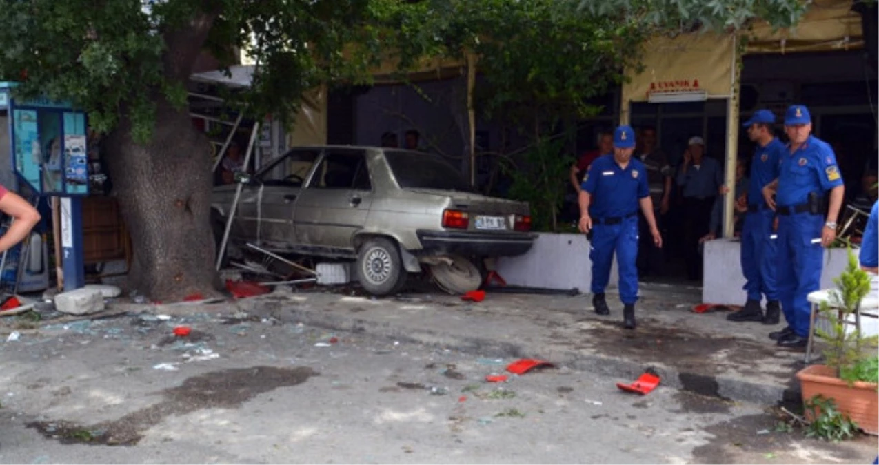 İzmir\'de Korkunç Kaza! Otomobil Kahvehaneye Girdi: 2 Ölü