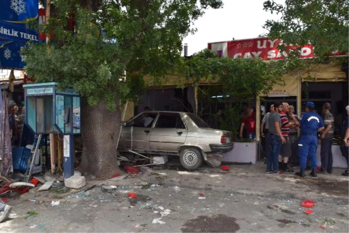 Otomobil Kahvehaneye Girdi: 2 Ölü