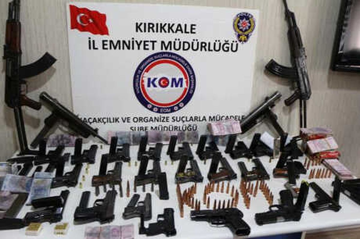 Satmaya Getirdiği 30 Silahla Yakalandı