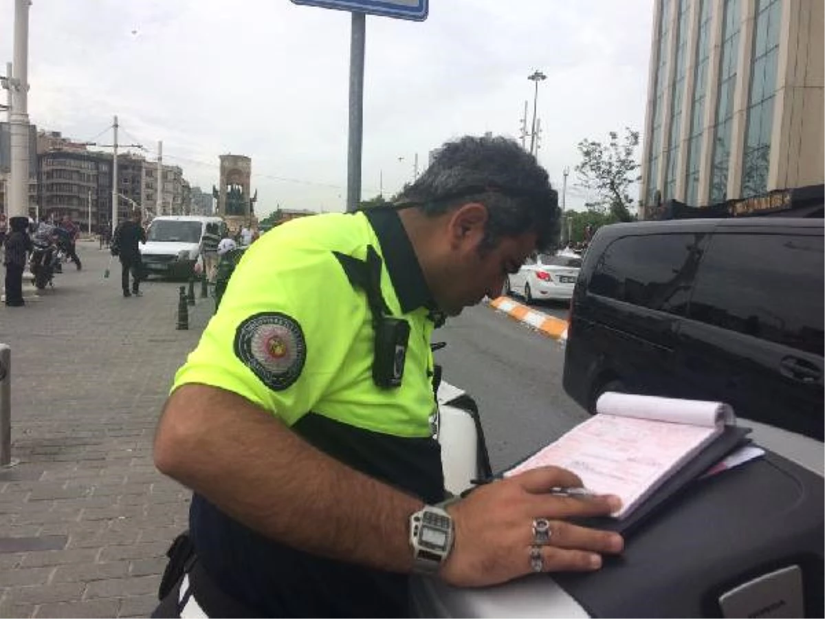 Taksim\'de Trafik Polisi ve İtfaiyecinin Tartışması Ceza ile Sonuçlandı (1)