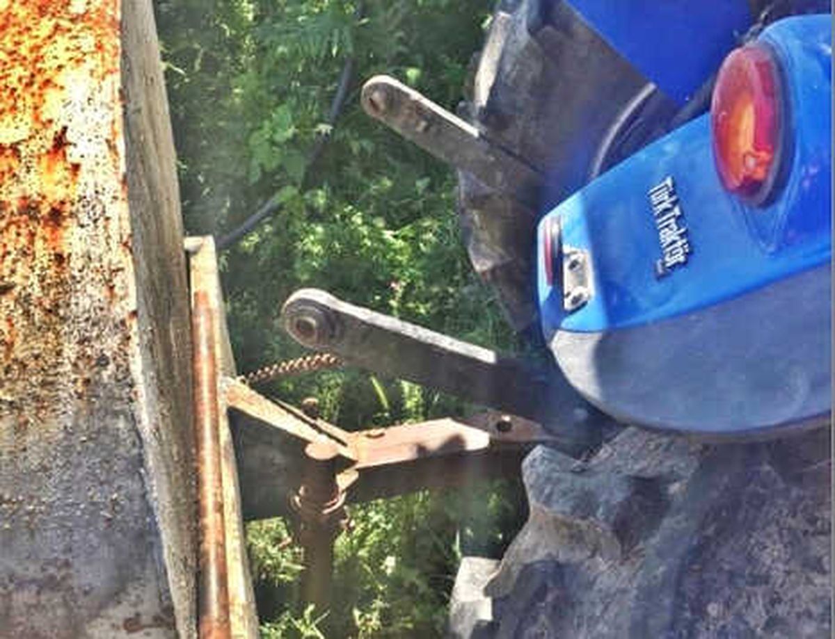 Traktör ile Su Tankeri Arasına Sıkışmıştı