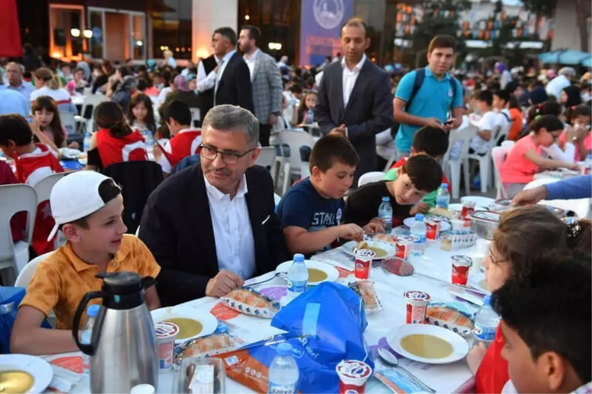 Üsküdar\'da İlk Defa Oruç Tutan Çocuklar İftar Yaptı