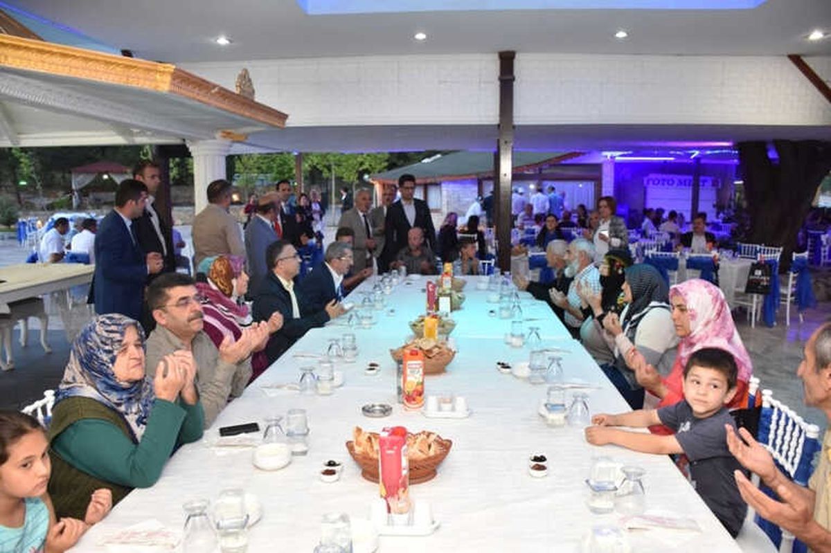 Vali Çeber,vatandaşlarla Beraber İftar Açtı