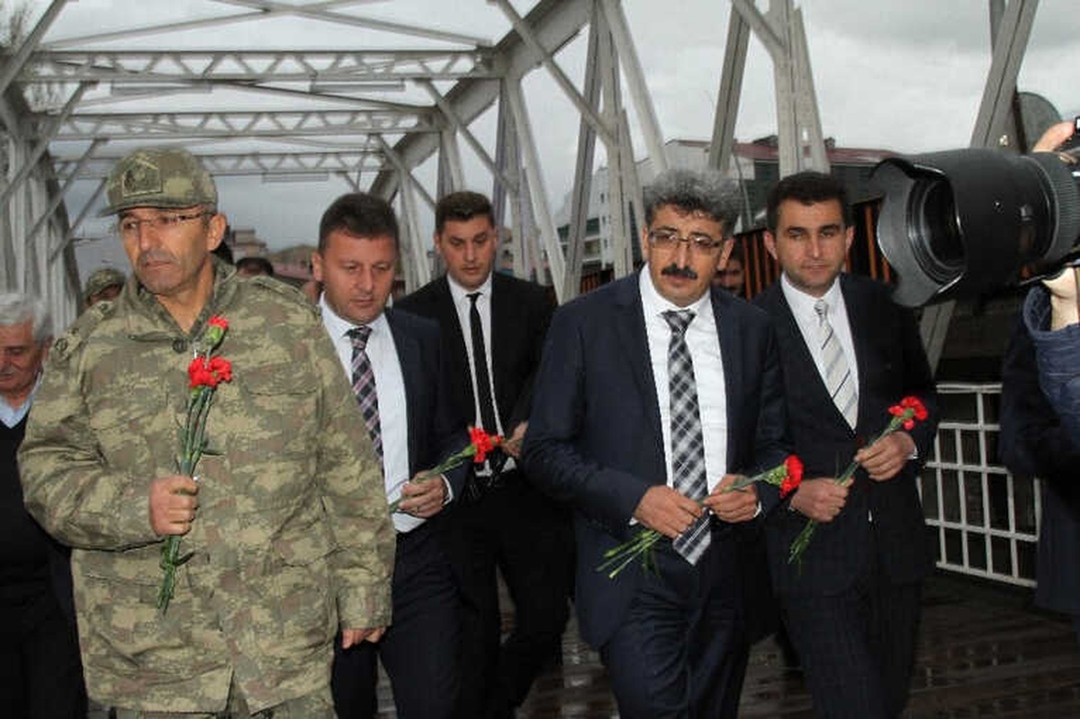 93 Harbi Şehitleri\' Anısına Kura Nehrine Karanfil Bırakıldı