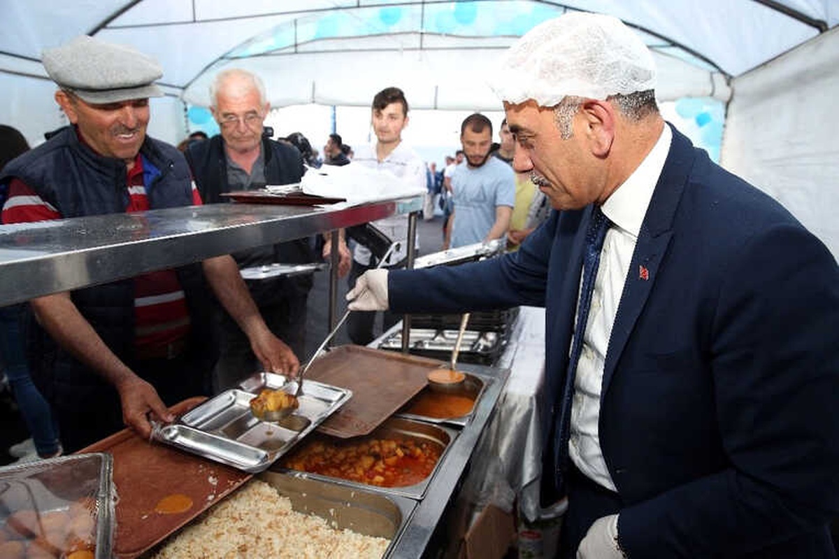 Altınordu Belediyesi Her Akşam Bin 200 Kişiye İftar Veriyor