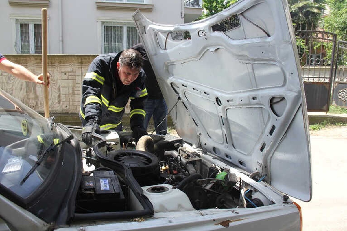 Arabanın İçine Giren Yılan İtfaiyeyi Seferber Etti