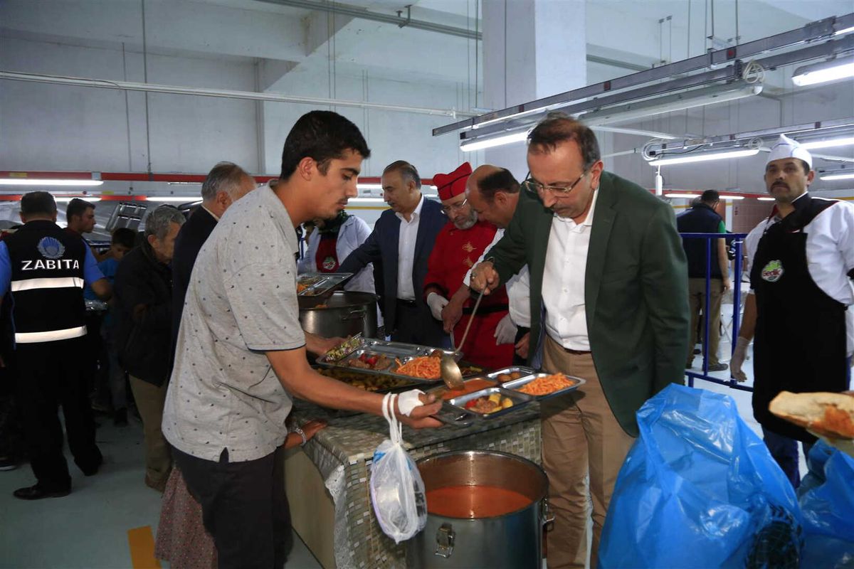 Belediye Başkanı Seçen,İftar Sofrasında Çorba Dağıttı