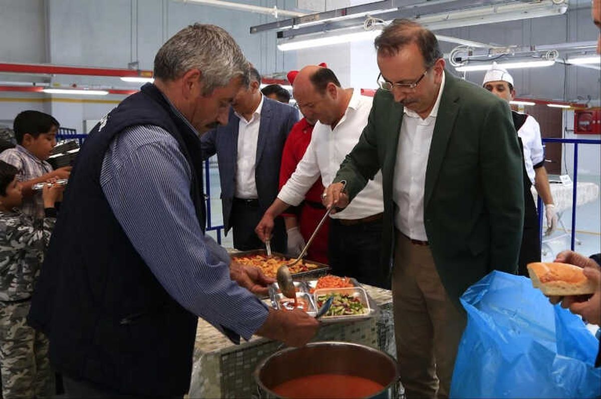 Belediye Başkanı Seçen, İftar Sofrasında Çorba Dağıttı