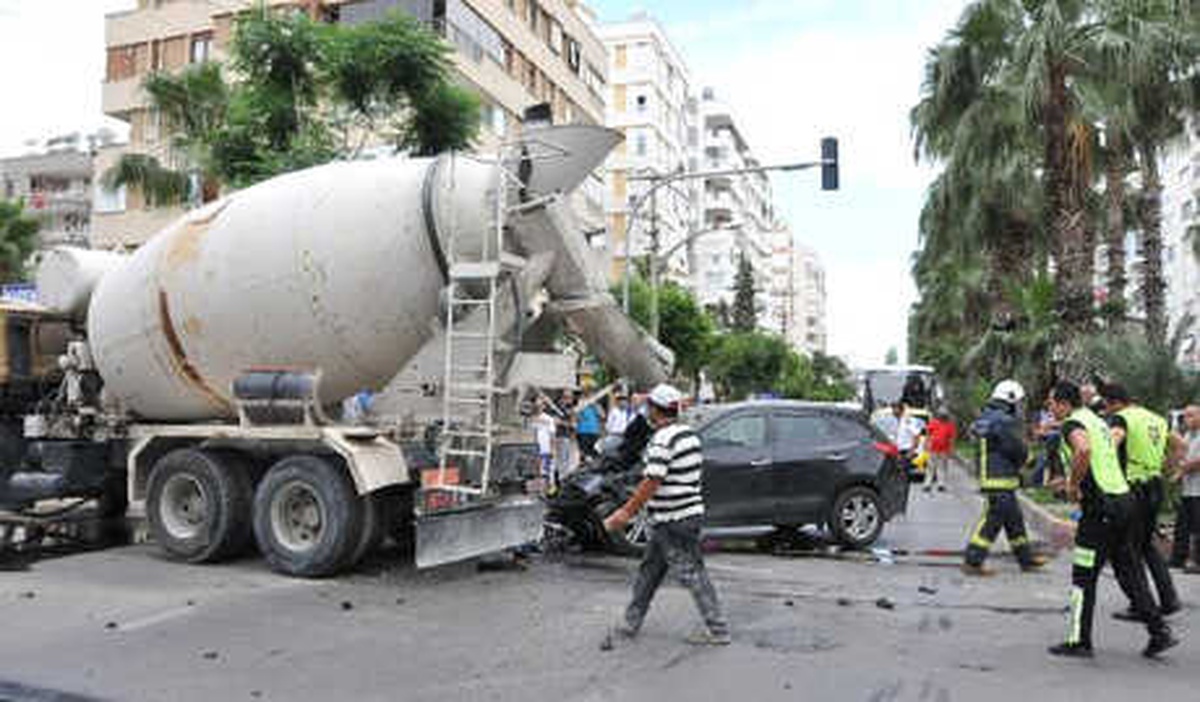 Beton Mikserine Çarpan Otomobilden Mucize Kurtuluş
