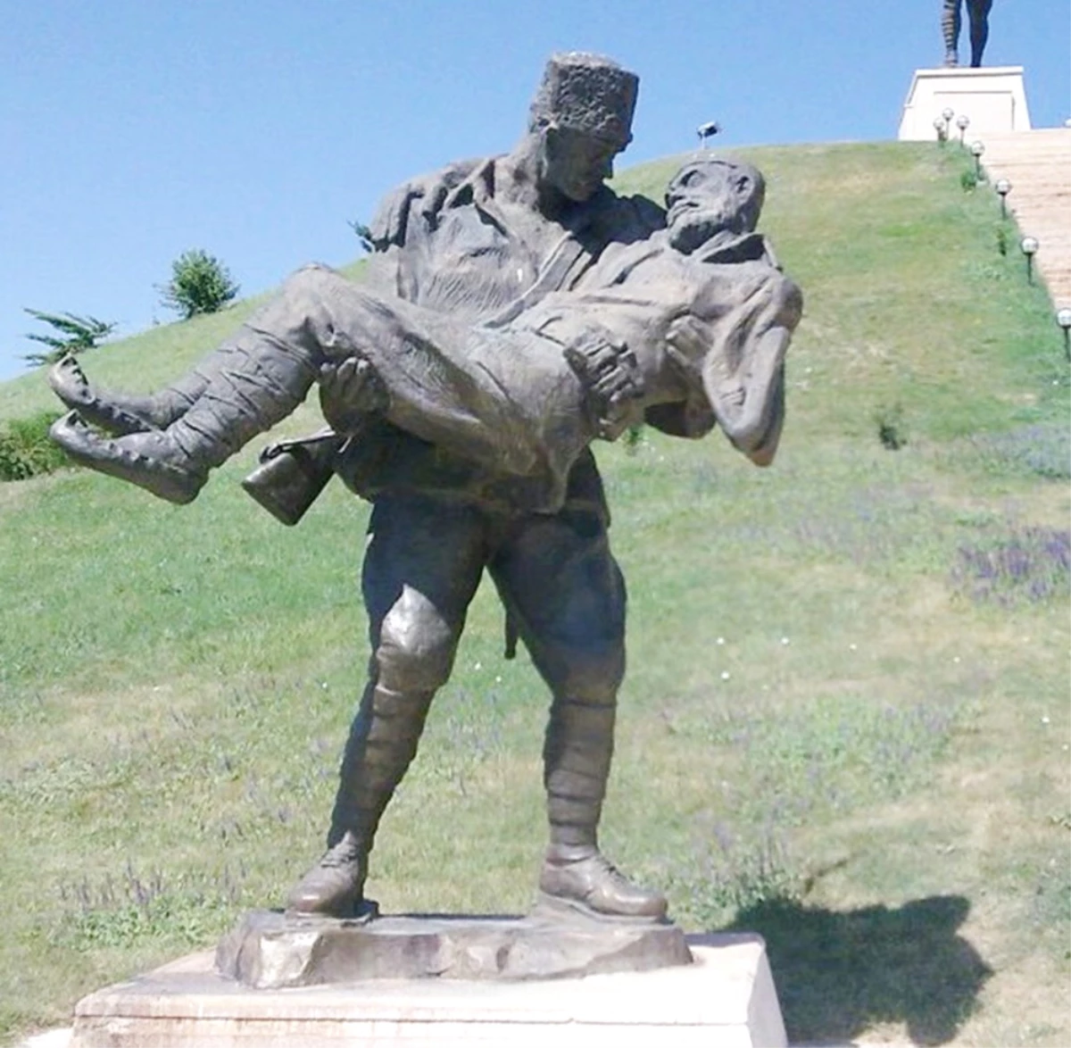 Beyşehir\'e Şehit Baba ve Oğul Anıtı