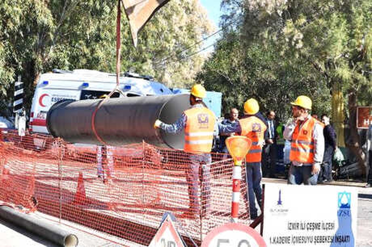 Çeşme\'de Eskiyen Su Boruları Görenleri Şaşırttı