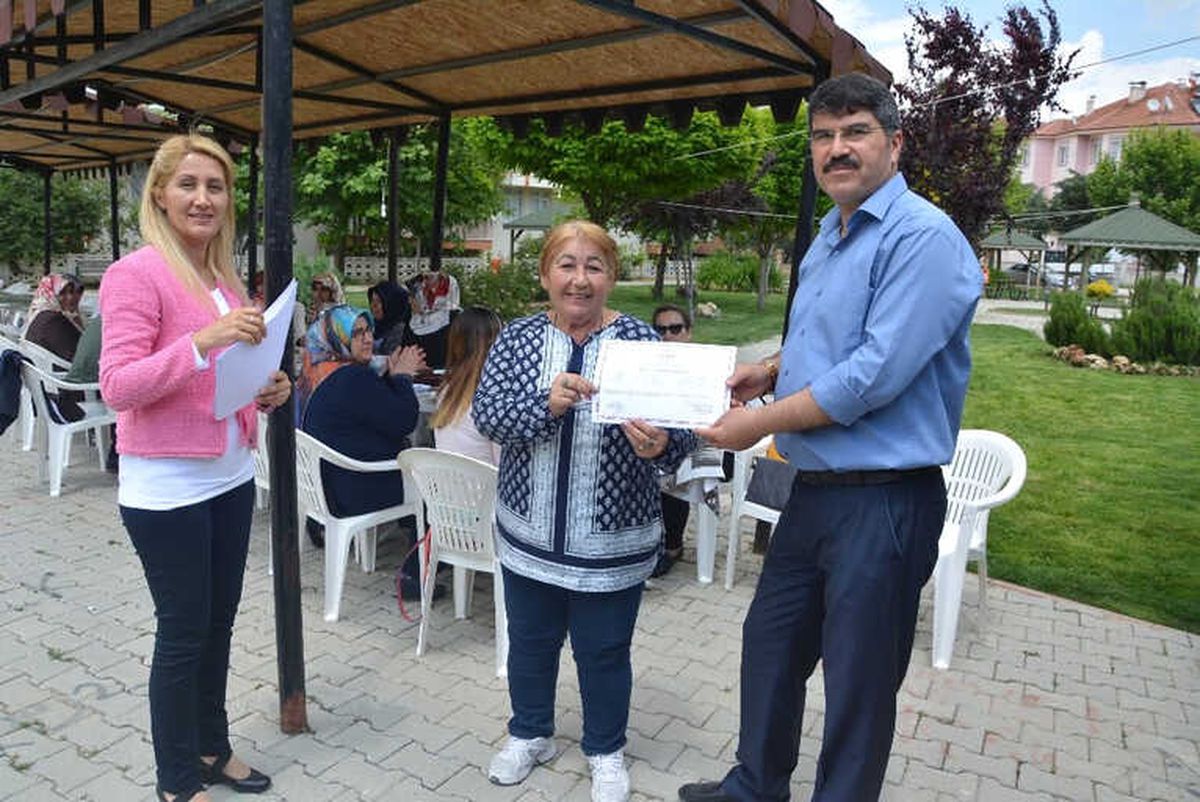 Dekoratif Tablo Yapım Kursuna Katılanlara Sertifika