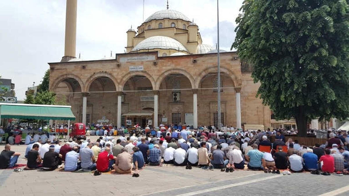 Düzceliler Ramazanın İlk Cuması Camileri Doldurdu