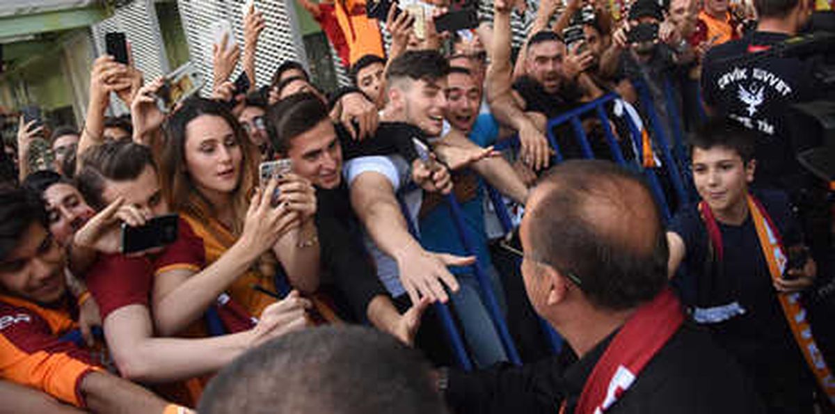 Galatasaray\'a İzmir\'de Coşkulu Karşılama!