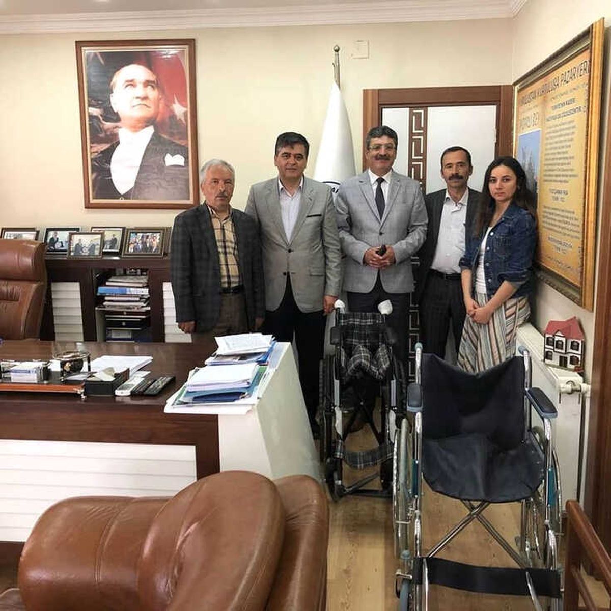 Hilmi Duralioglu Anadolu Lisesi\'nden Yaşlılar Ev Derneğine Tekerlekli Sandalye
