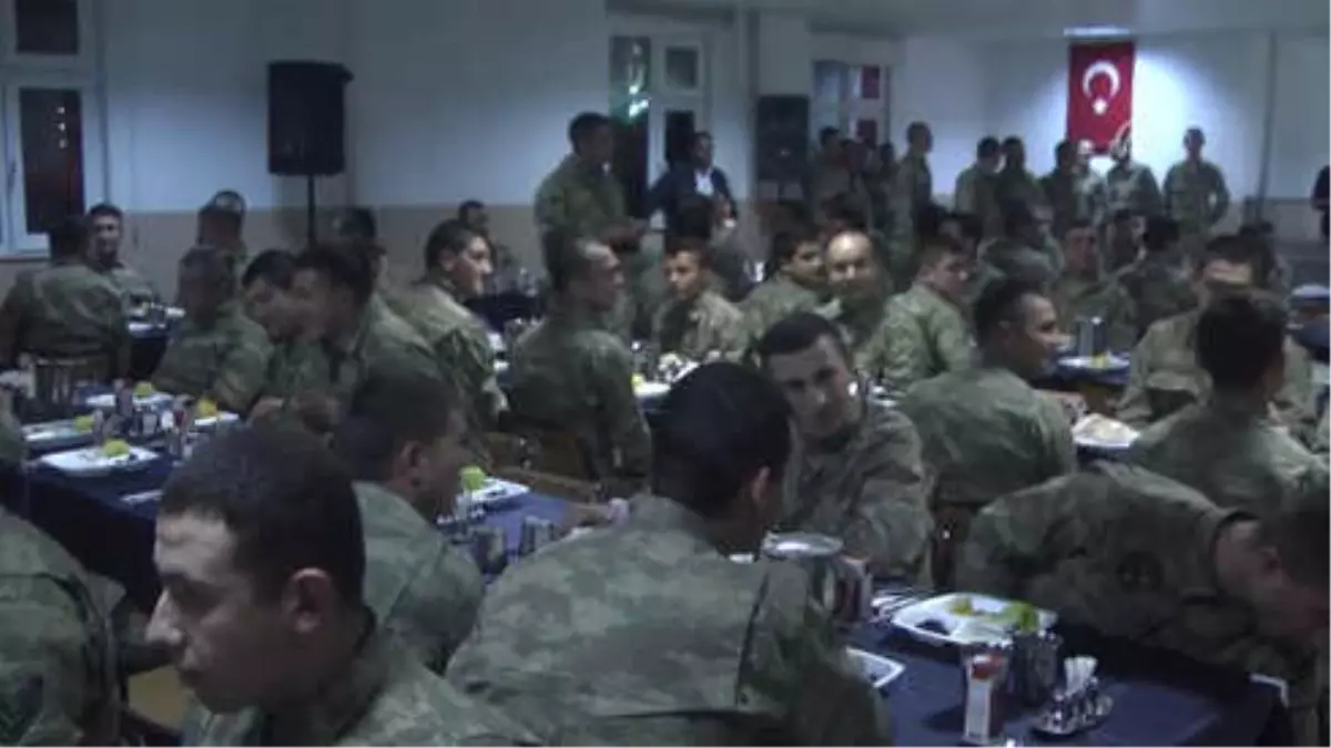 İçişleri Bakanı Soylu Askerlerle Sahur Yaptı - Hakkari