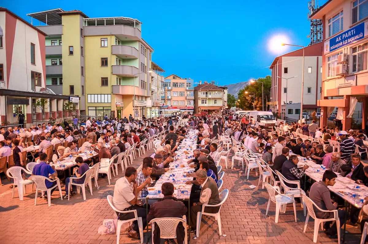 İlçe Merkezleri İle Mahallelerde İftar Sofrası Kuruluyor