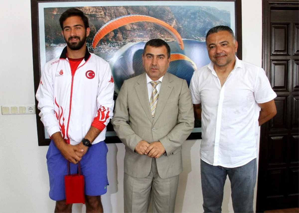 İşitme Engelliler Tenis Türkiye Şampiyonu, Kaymakam\'ı Ziyaret Etti