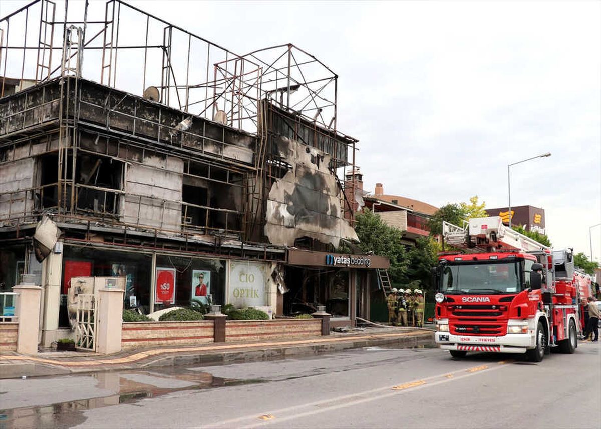 İzmir\'de İş Yeri Yangını