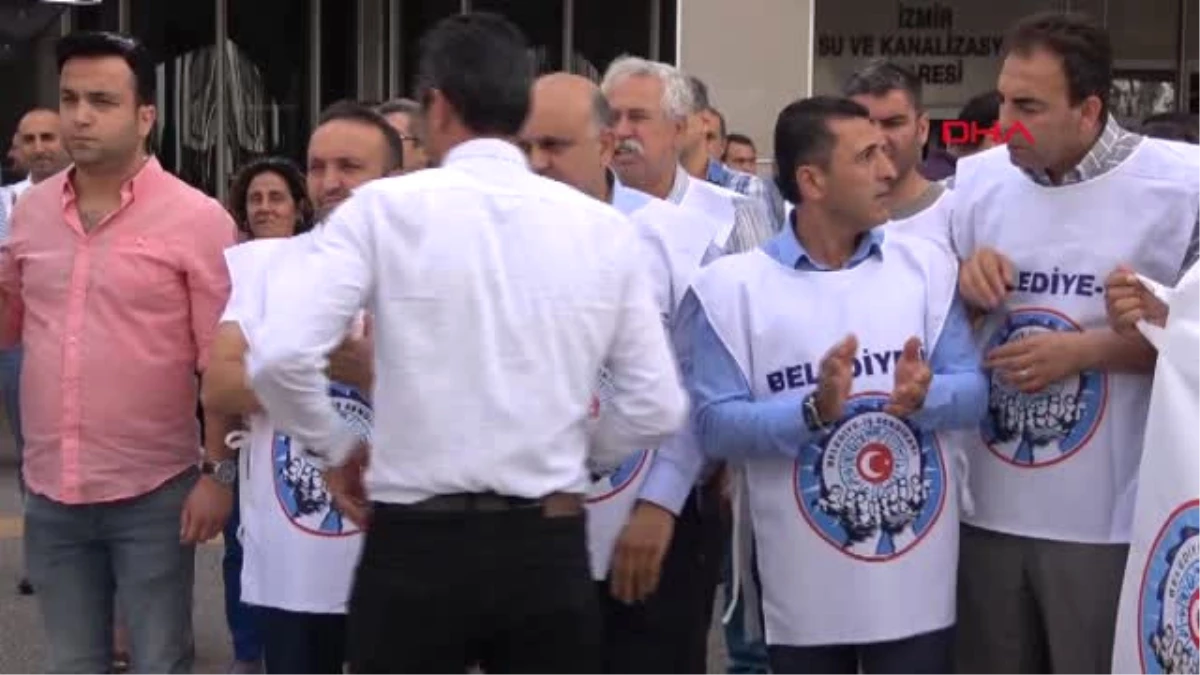 İzmir Memurlar, Büyükşehir Belediyesi\'ne Siyah Çelenk Bıraktı