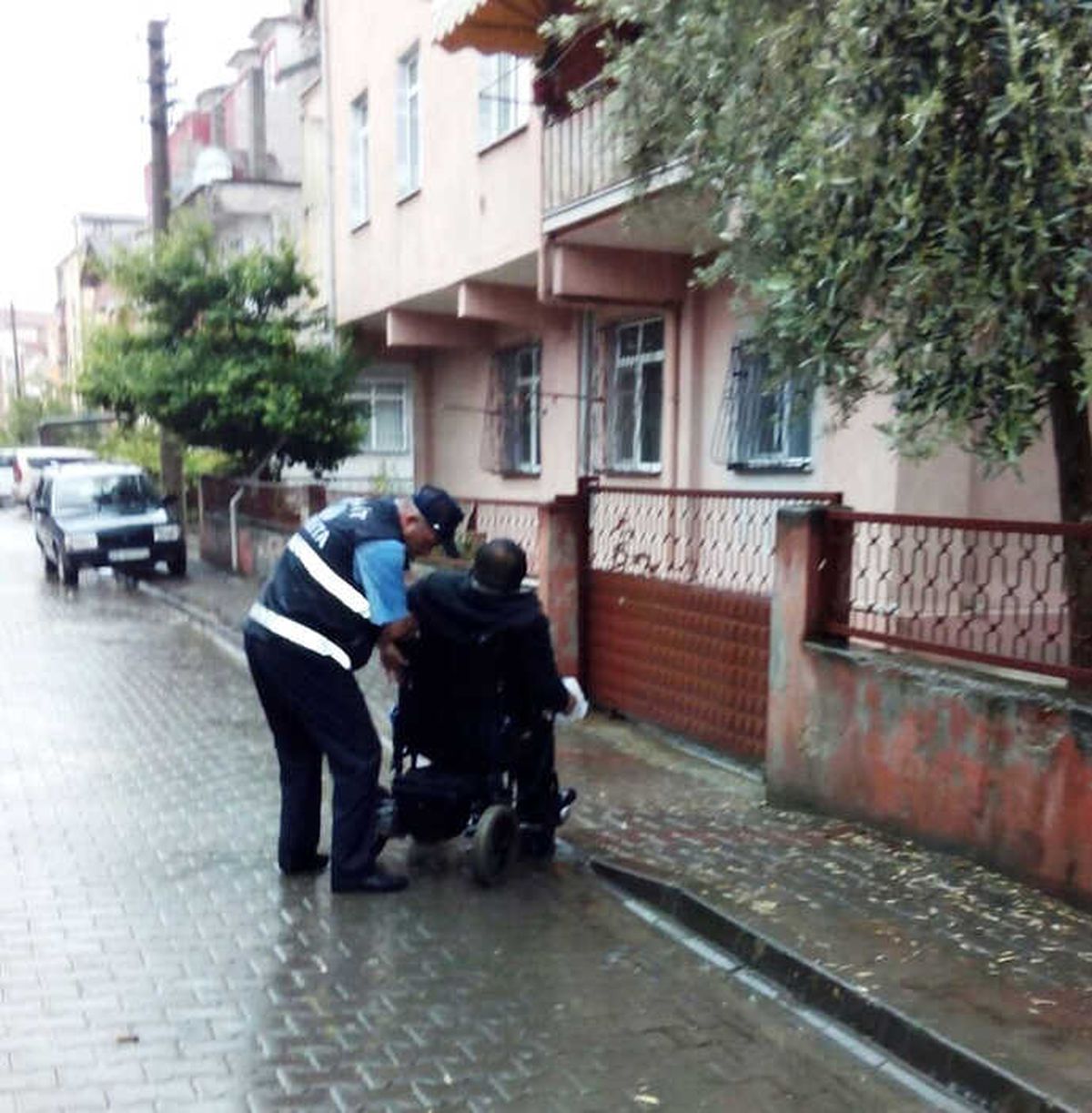 İzmit Zabıtası Engelleri Kaldırıyor