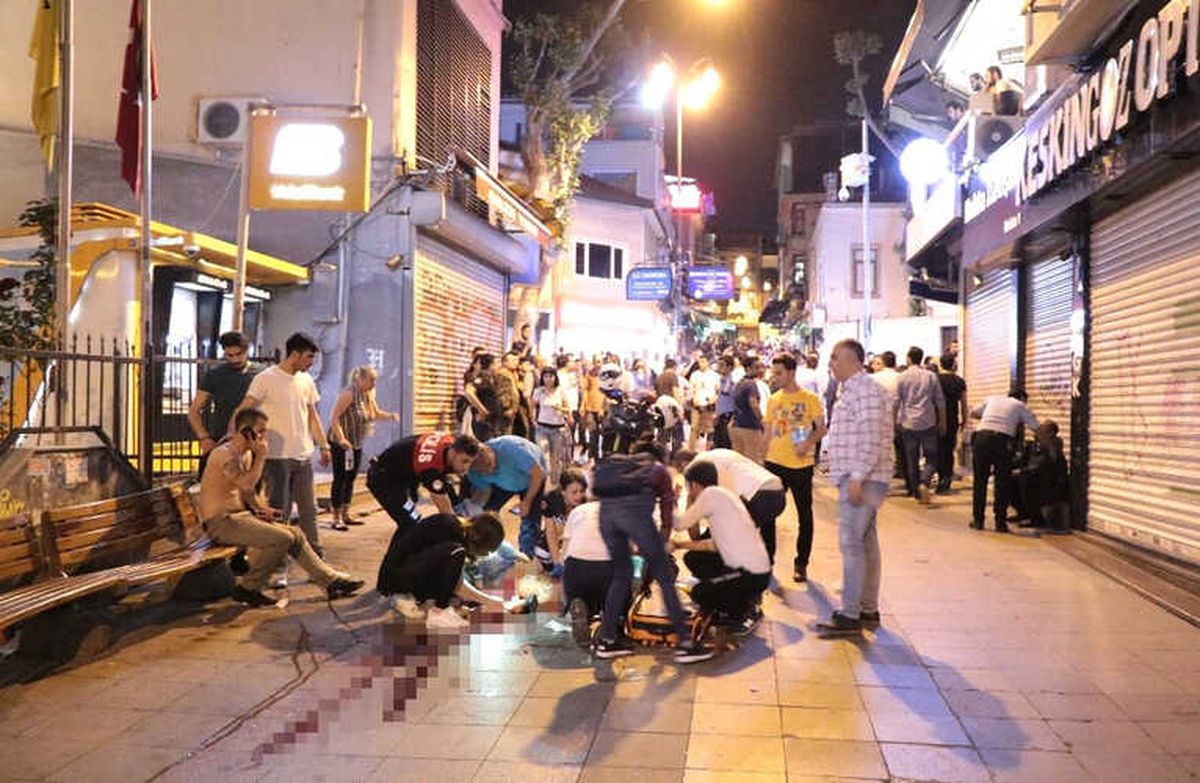 Kadıköy\'de Bıçaklı Kavga: 2 Yaralı