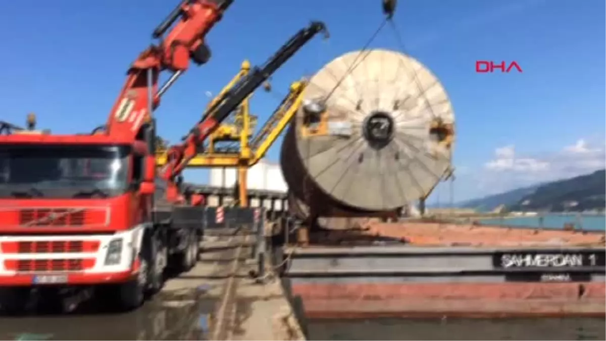 Kastamonu Dev Maya Tankları Köy İçindeki İki Ev Arasına Sıkıştı