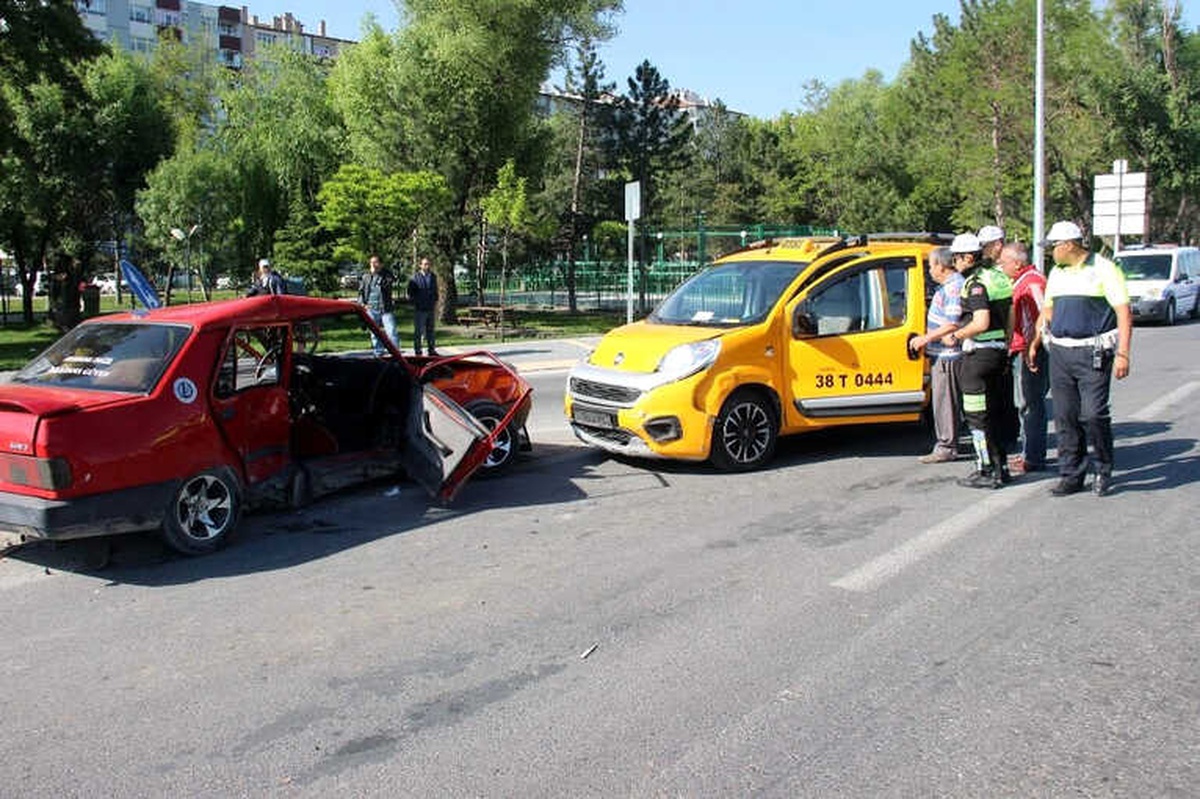 Kayseri\'de Ticari Taksi ile Otomobil Çarpıştı: 5 Yaralı
