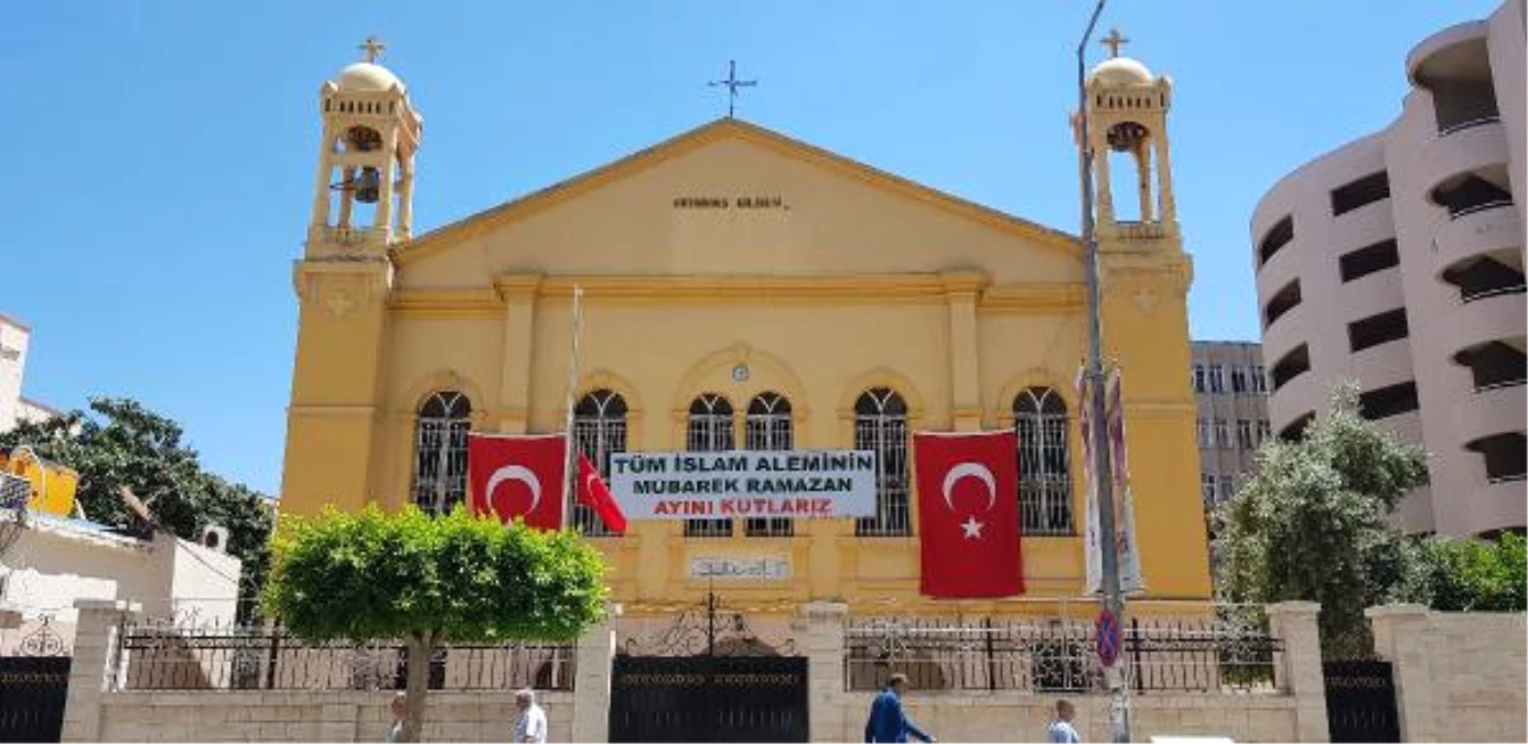 Kiliseden Ramazan Kutlaması Pankartı