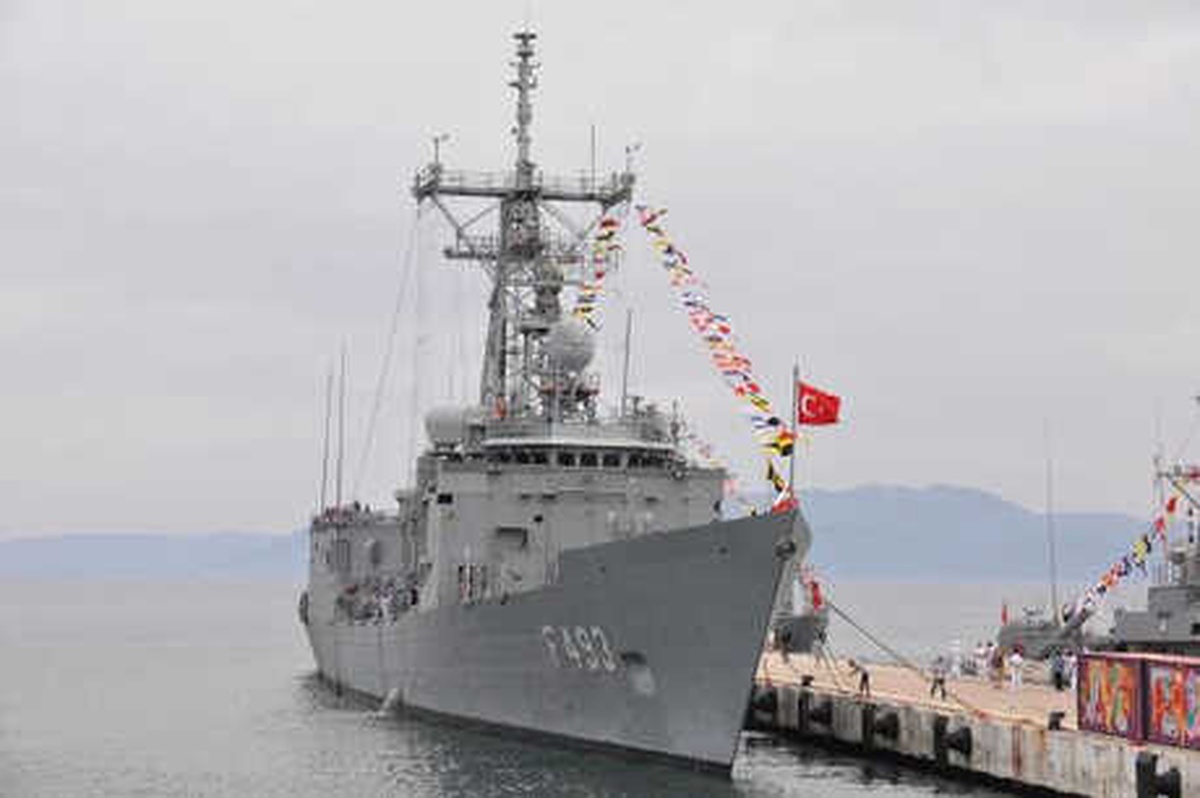 Kuşadası\'nda Askeri Gemiler Ziyarete Açıldı