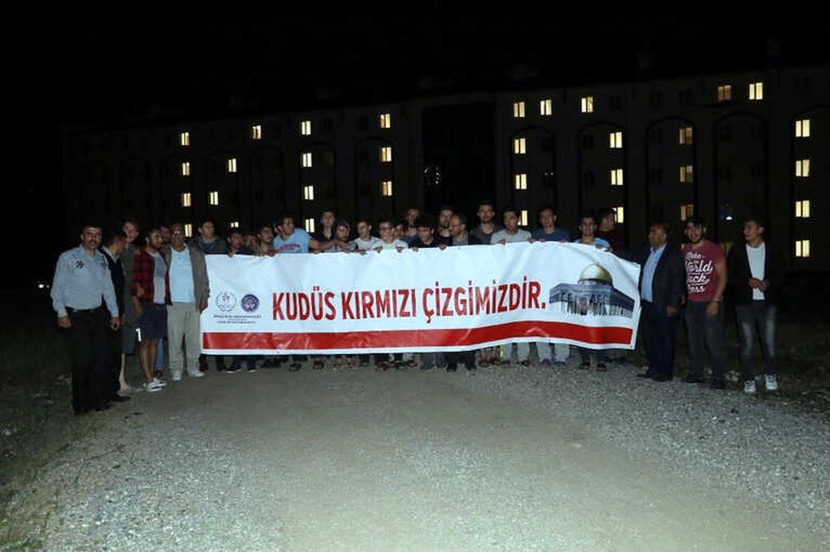 Kyk Yurtlarındaki Öğrencilerden İsrail\'e Işıklı Protesto