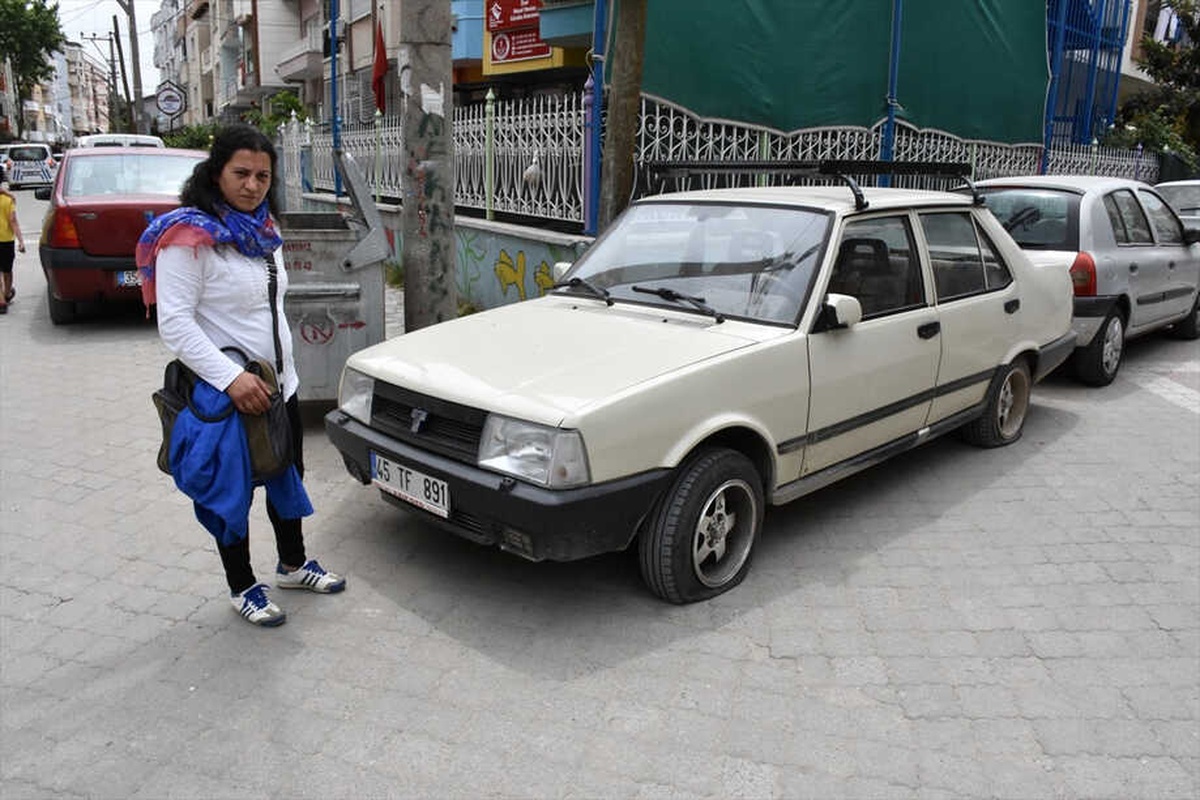 Manisa\'da Park Halindeki Otomobilin Lastikleri Kesildi