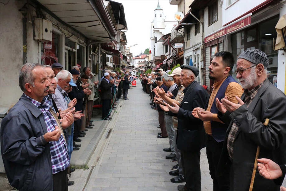 Mudurnu\'da 7 Asırlık Esnaf Duası Geleneği