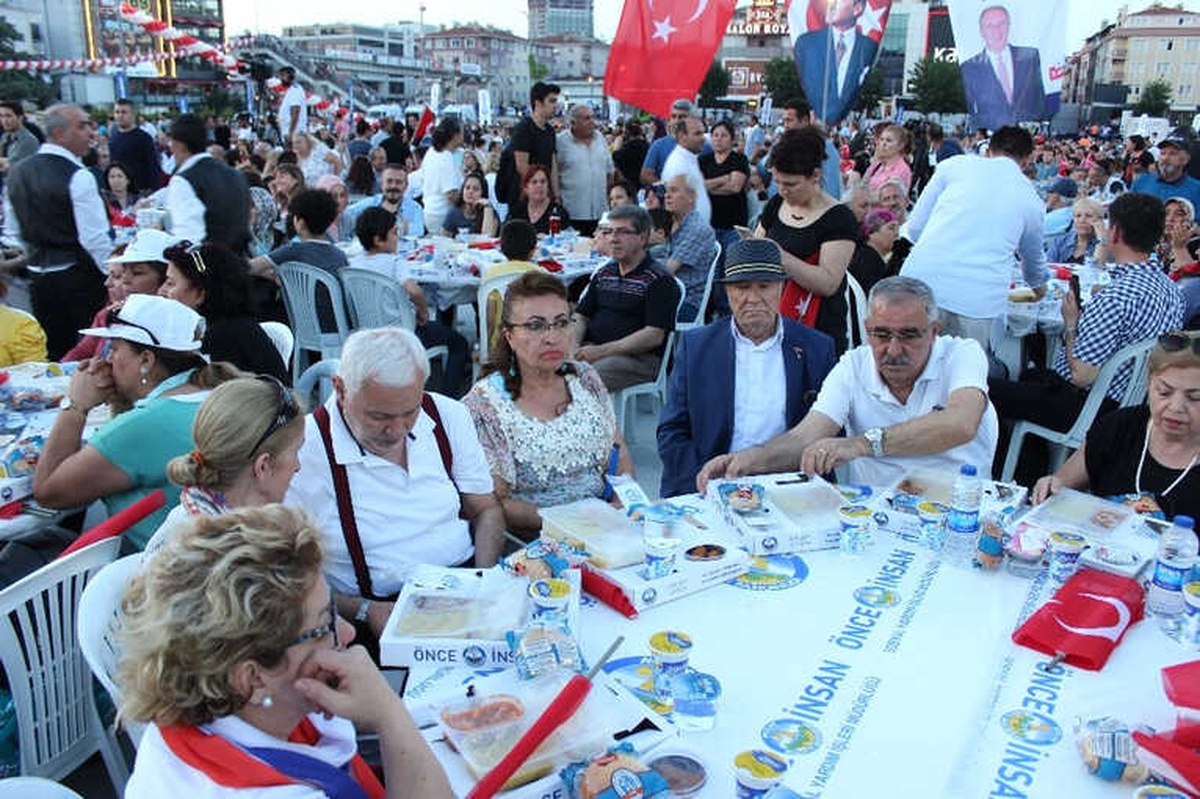 Muharrem İnce Avcılar\'da İftarda Vatandaşlarla Bir Araya Geldi