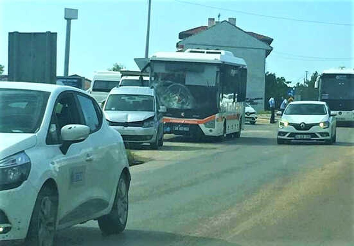 Otobüsün Karıştığı Zincirleme Kazada 1 Kişi Yaralandı