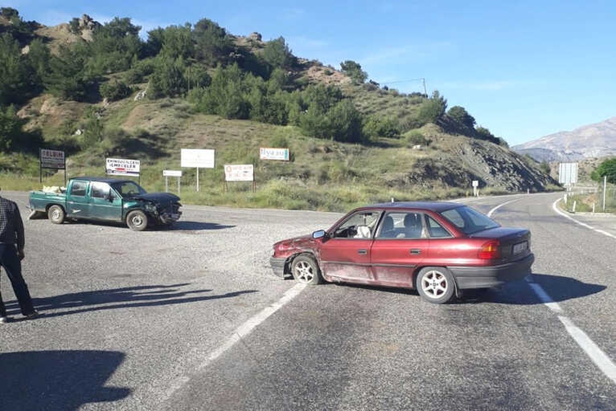 Otomobille Kamyonet Çarpıştı: 2 Yaralı