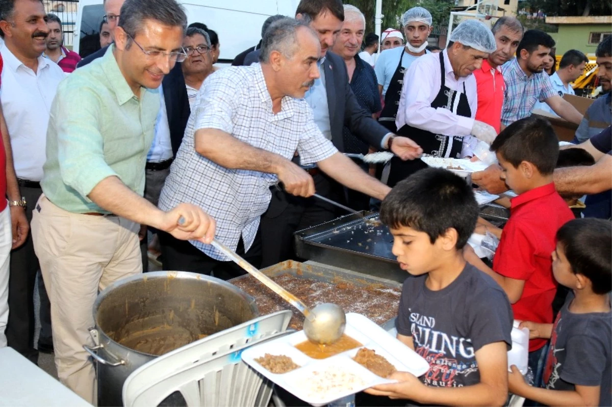 Pamuk, İftarını Barış Mahallesi Sakinleriyle Açtı