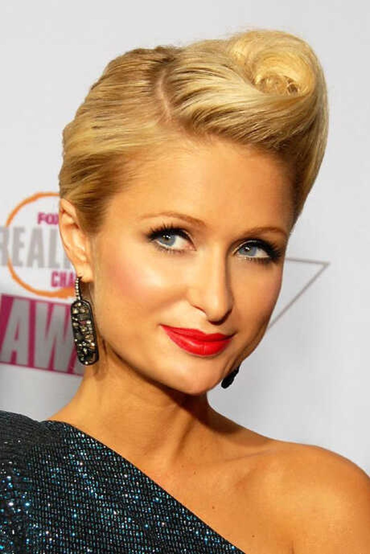 Paris Hilton Yürüyecek, Mustafa Sandal Söyleyecek