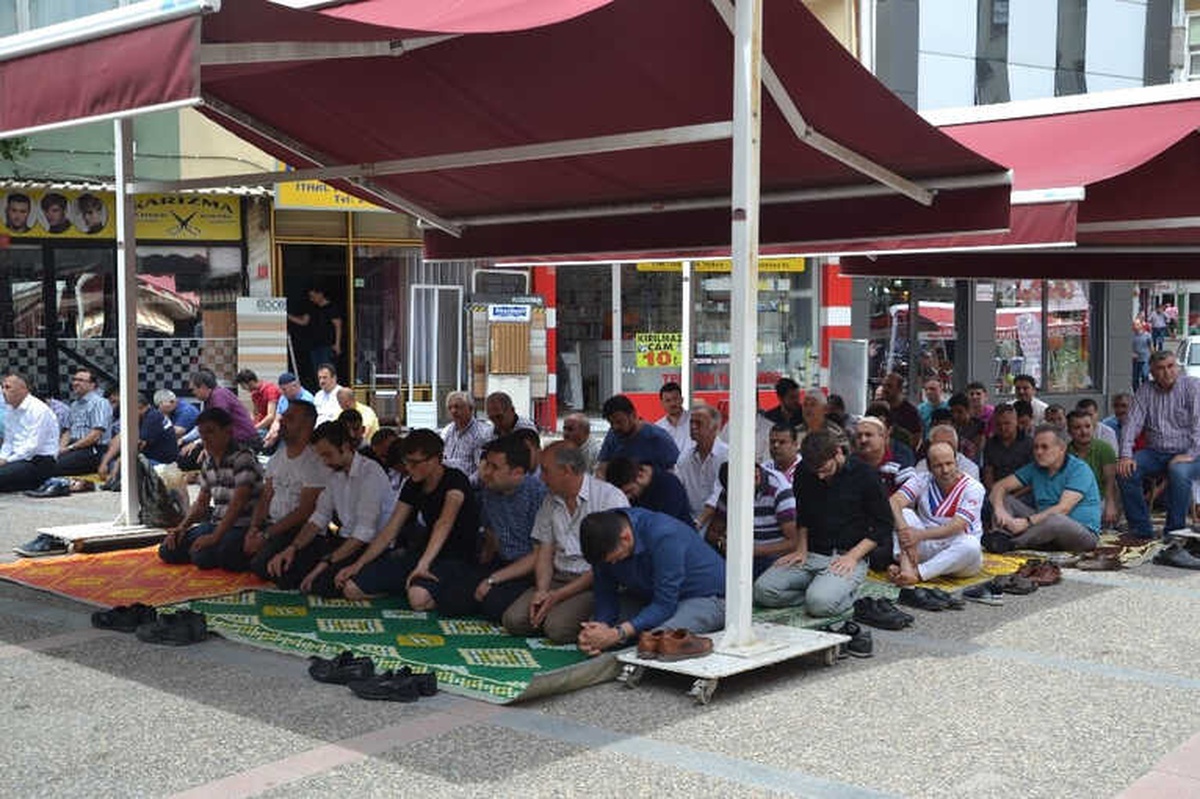 Ramazan Ayının İlk Cuma Namazında Camiler Doldu Taştı