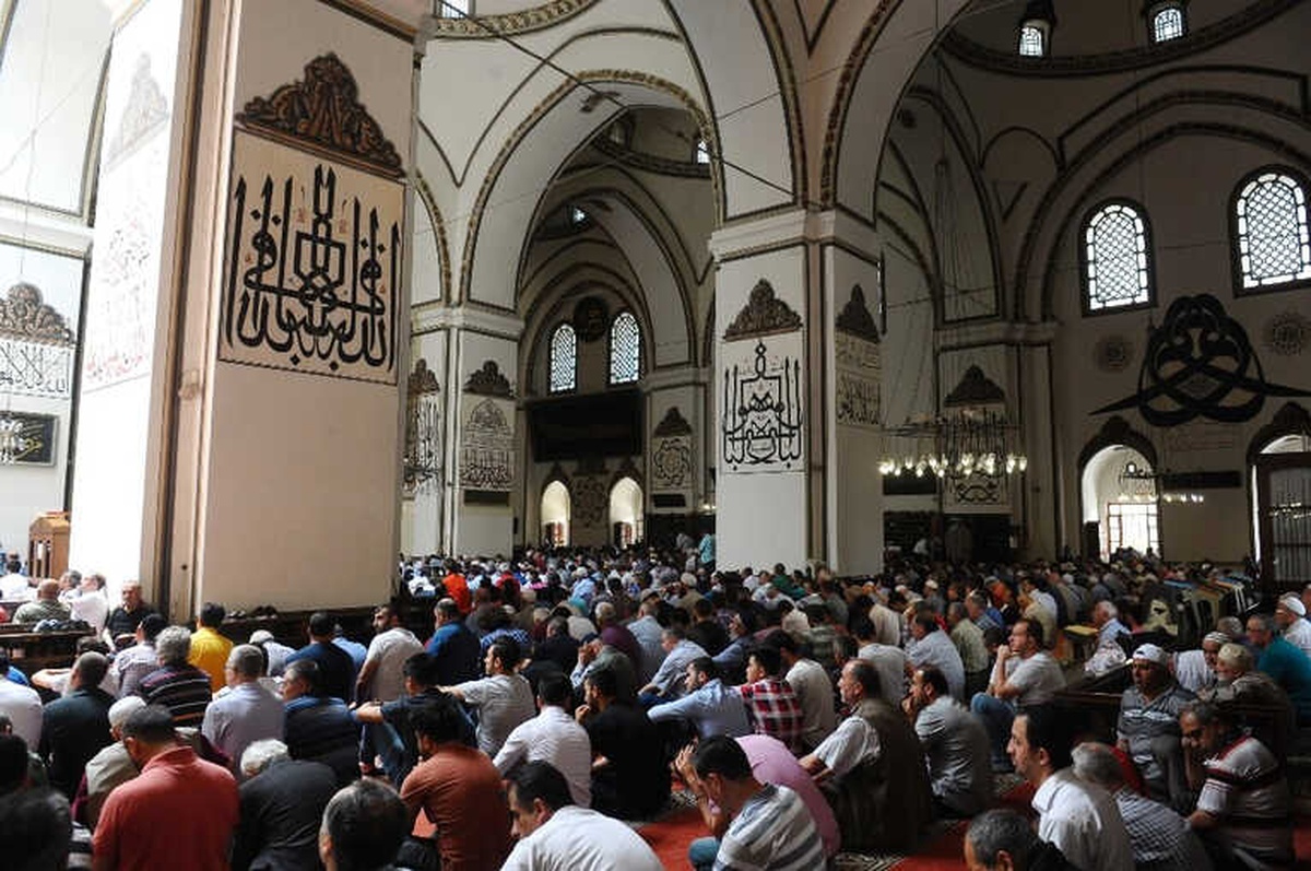 Ramazan\'ın İlk Cuma Namazında Camiler Doldu Taştı
