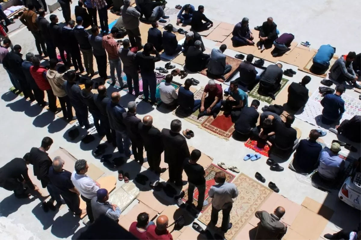 Ramazanın İlk Cuma Namazına Yoğun İlgi