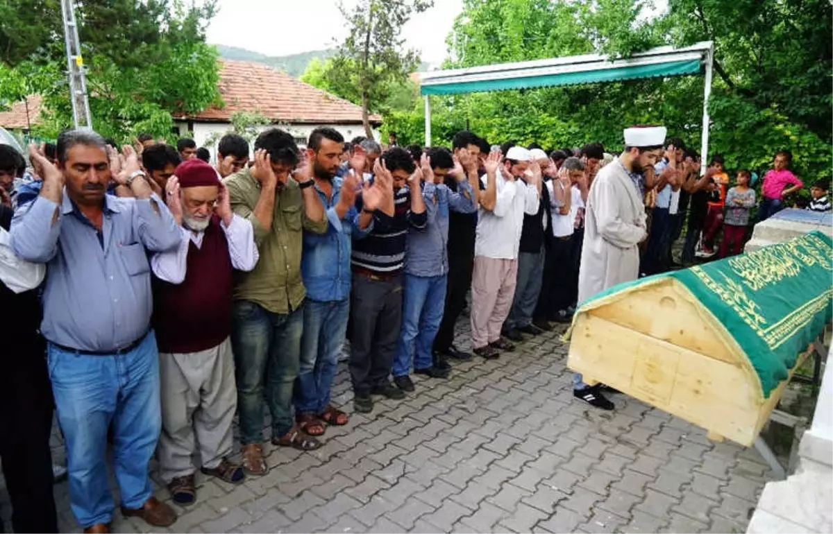 Sahur Vakti Kayınbiraderi Tarafından Boğazı Kesilerek Öldürülen Pınar Çelik Toprağa Verildi