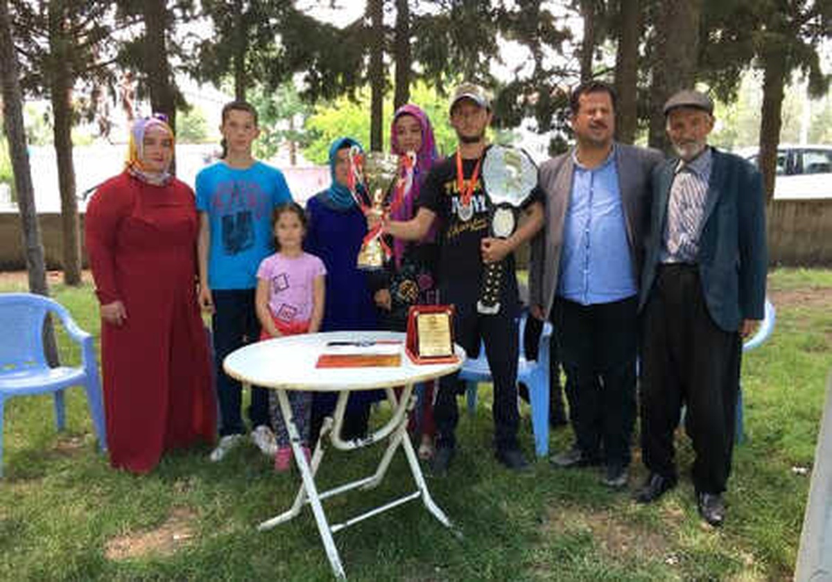 Şampiyon Sporcu Memleketinde Davul ve Zurnayla Karşılandı