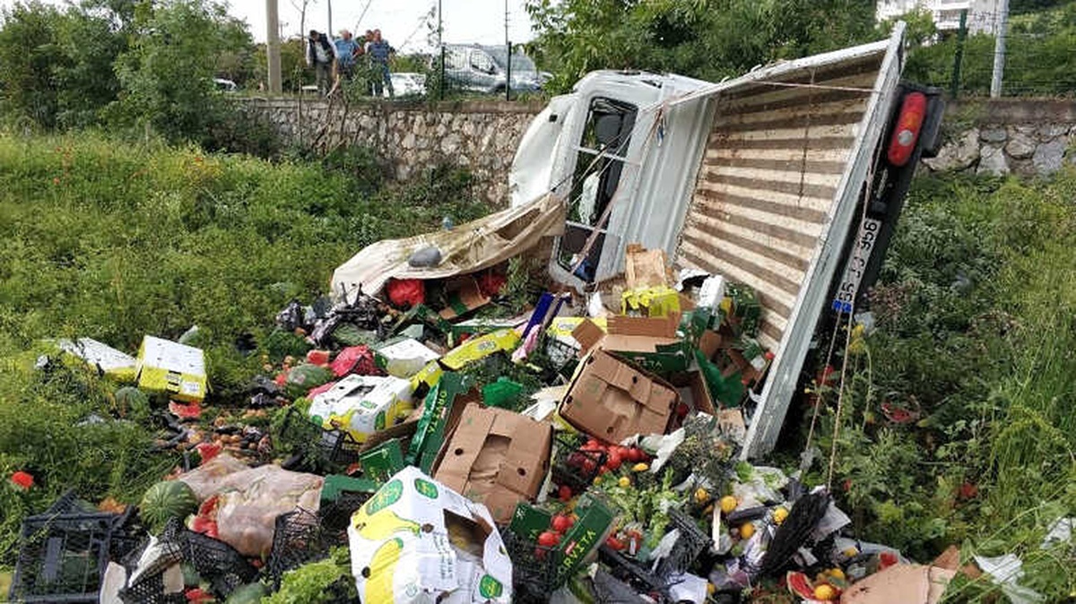 Samsun\'da Meyve-sebze Yüklü Kamyonet Şarampole Yuvarlandı: 2 Yaralı