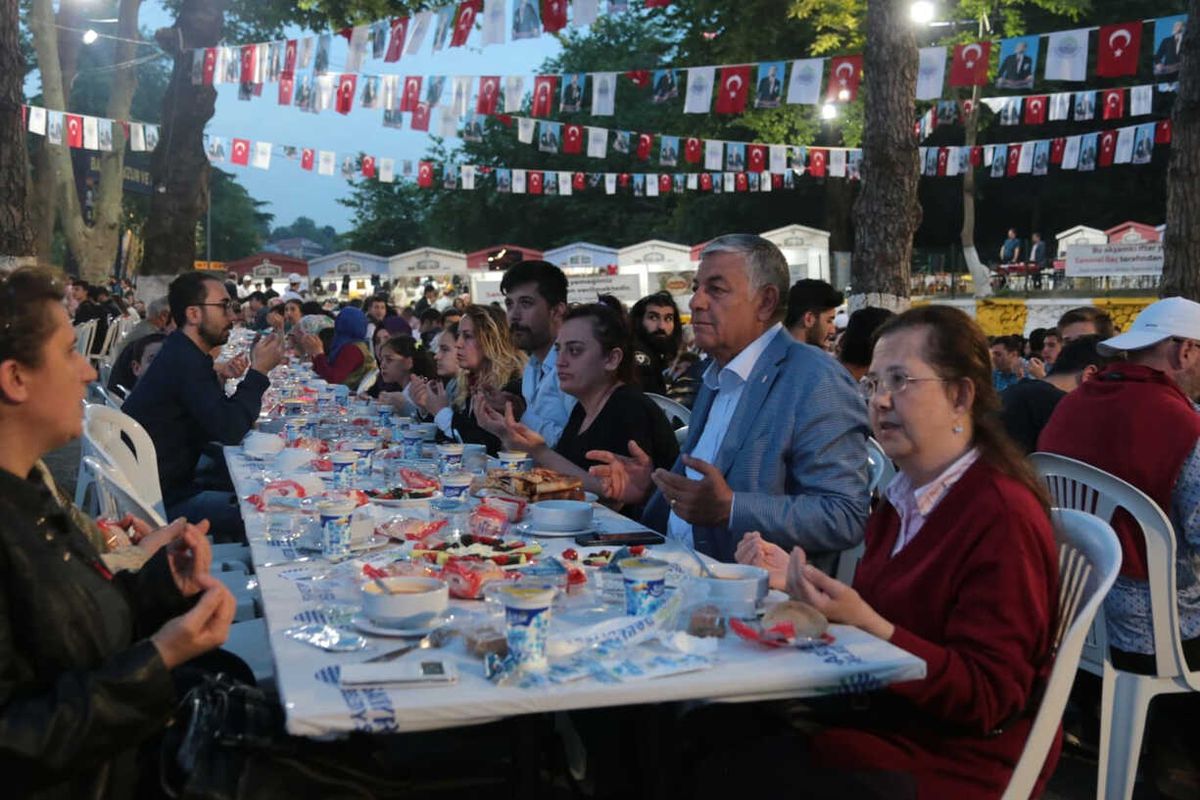 Sarıyer\'de İlk İftar Dualarla Başladı