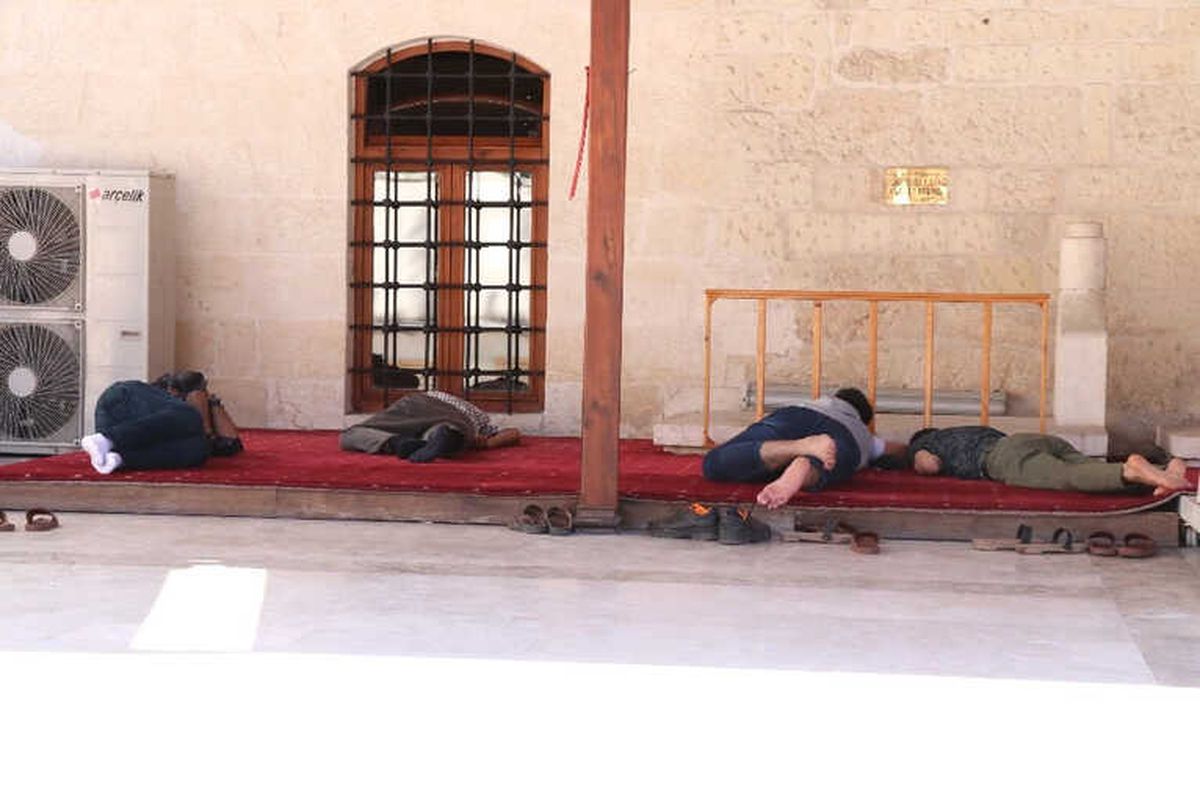 Sıcaktan Bunalan Oruçlular Cami Avlularında Uyuyarak İftarı Bekliyor